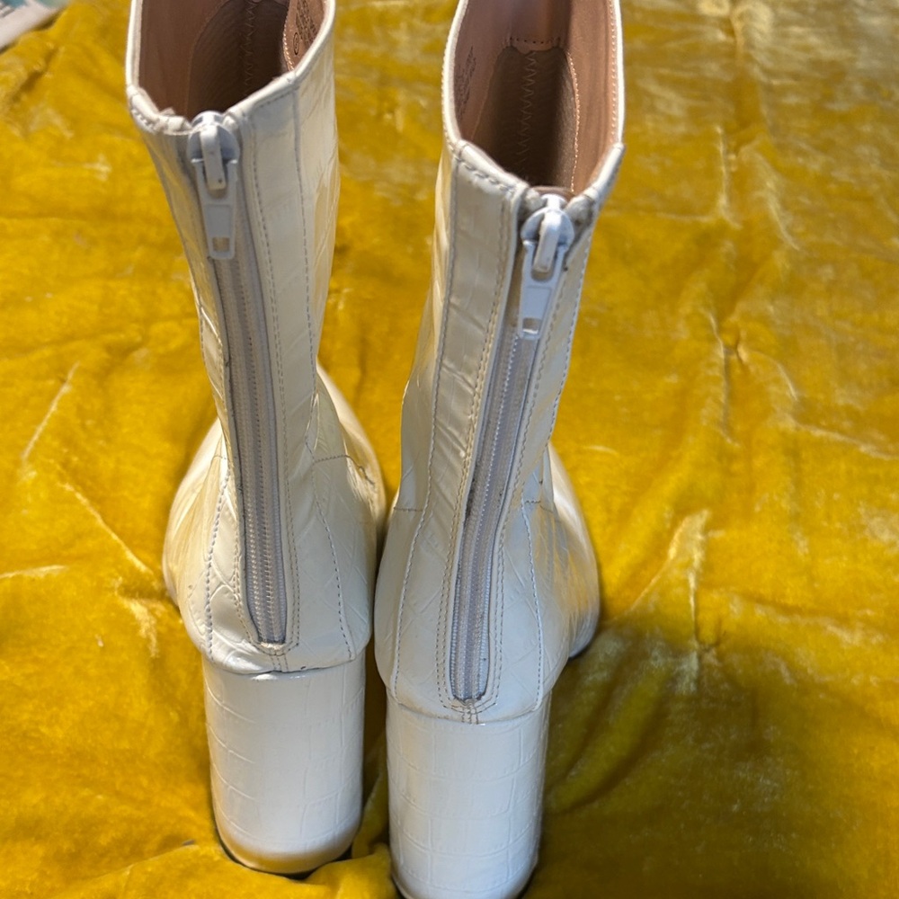 Elegant White Croc-Embossed Ankle Boots size 9 - Picture 4 of 6